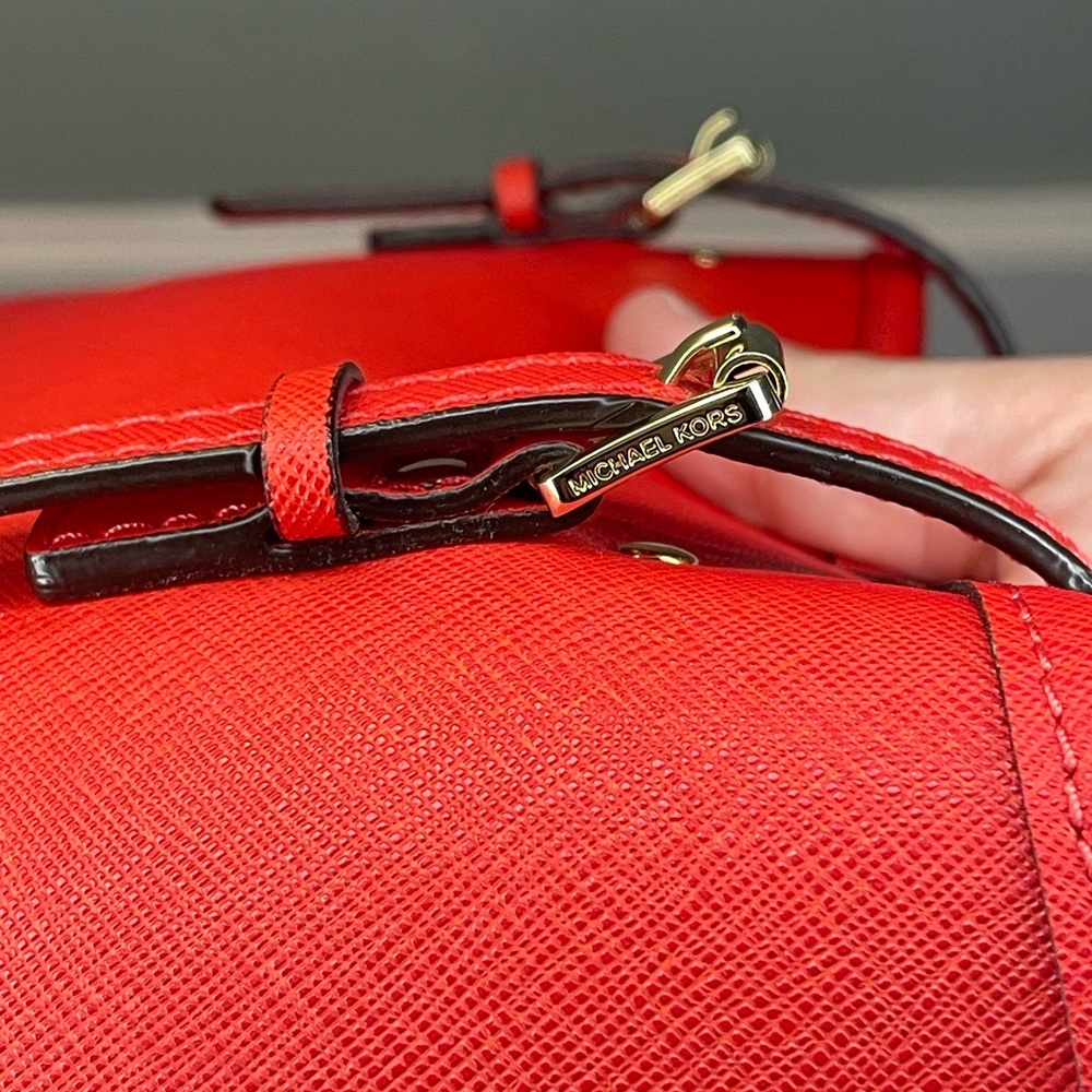 Michael Kors Jet Set Saffiano Leather Tote with Gold Details - Picture 7 of 15